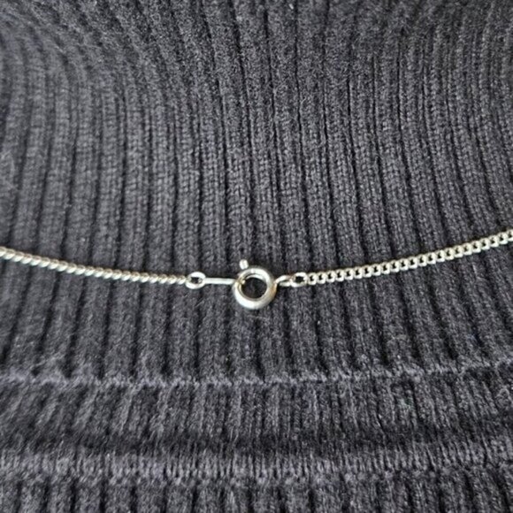 Green Polished Stone Pendant Necklace on Silvertone Chain – Vintage Style - Picture 6 of 6